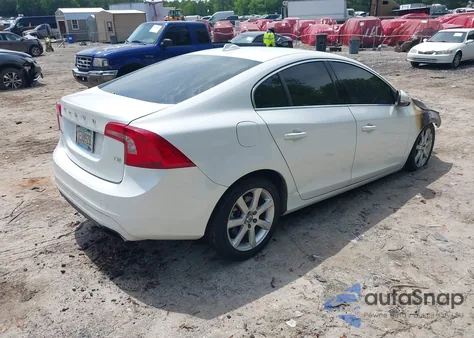 2016 Volvo S60 T5 Drive-E Premier z USA, uszkodzony, nr VIN YV126MFK0G2390792